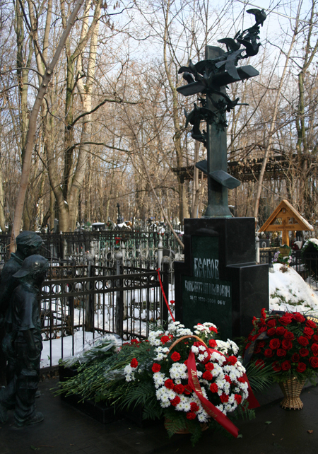 Памятник градскому на ваганьковском. Памятник Бескову на Ваганьковском. Могила кости могилы. Памятник кости могилы. Могила Градского на Ваганьковском кладбище сейчас.