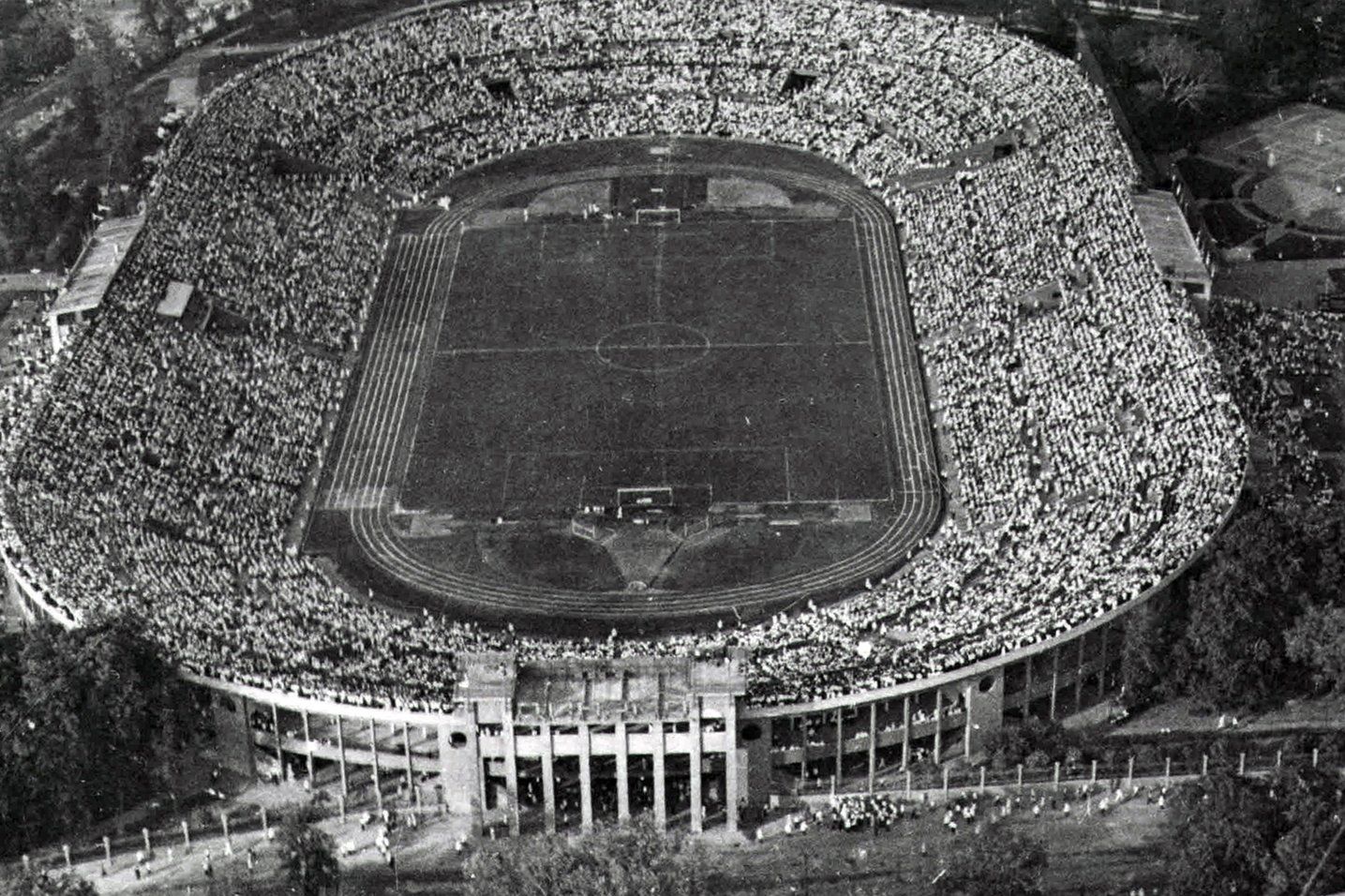 Вид с самолета на стадион «Динамо» во время футбольного матча. Автор неизвестен. 25 апреля 1950 года