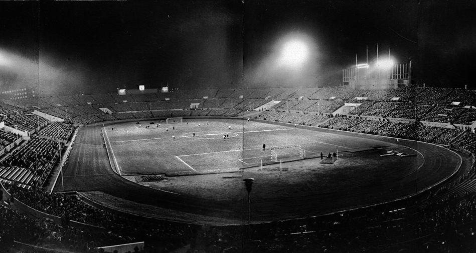 Стадион «Динамо» во время вечернего матча. Автор М. Озерский. Октябрь 1951 года