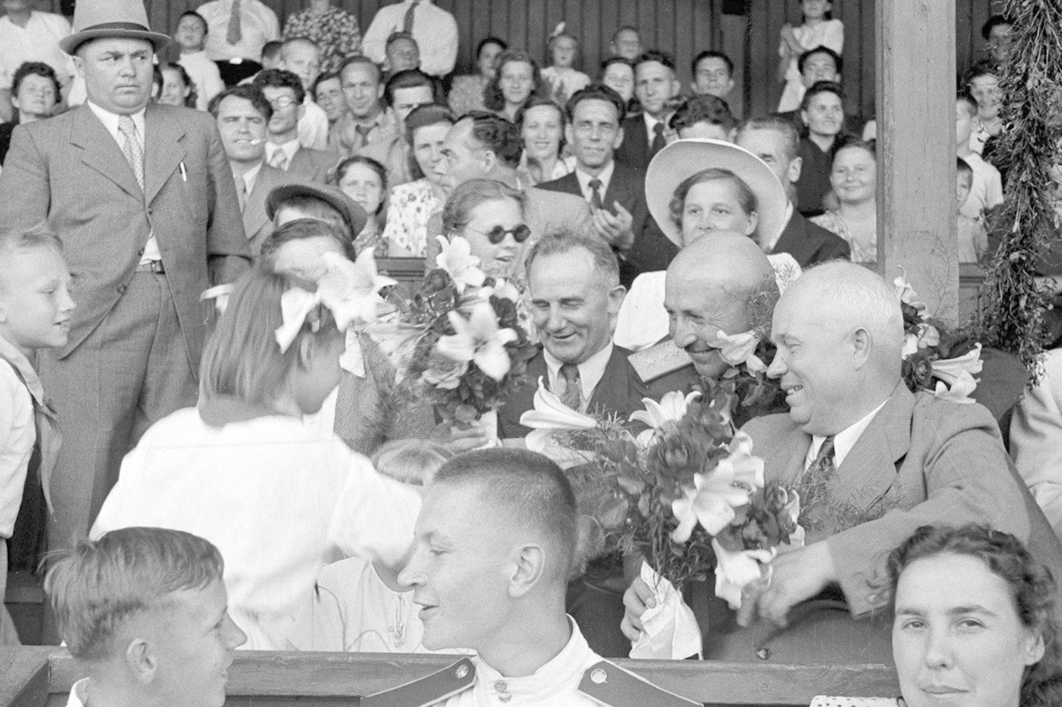 Член Политбюро ЦК КПСС Н.С. Хрущев на стадионе «Динамо». Автор Б. Е. Вдовенко. 21 июля 1947 года
