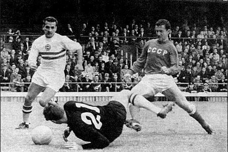 Игорь Численко в матче сборной СССР (справа)