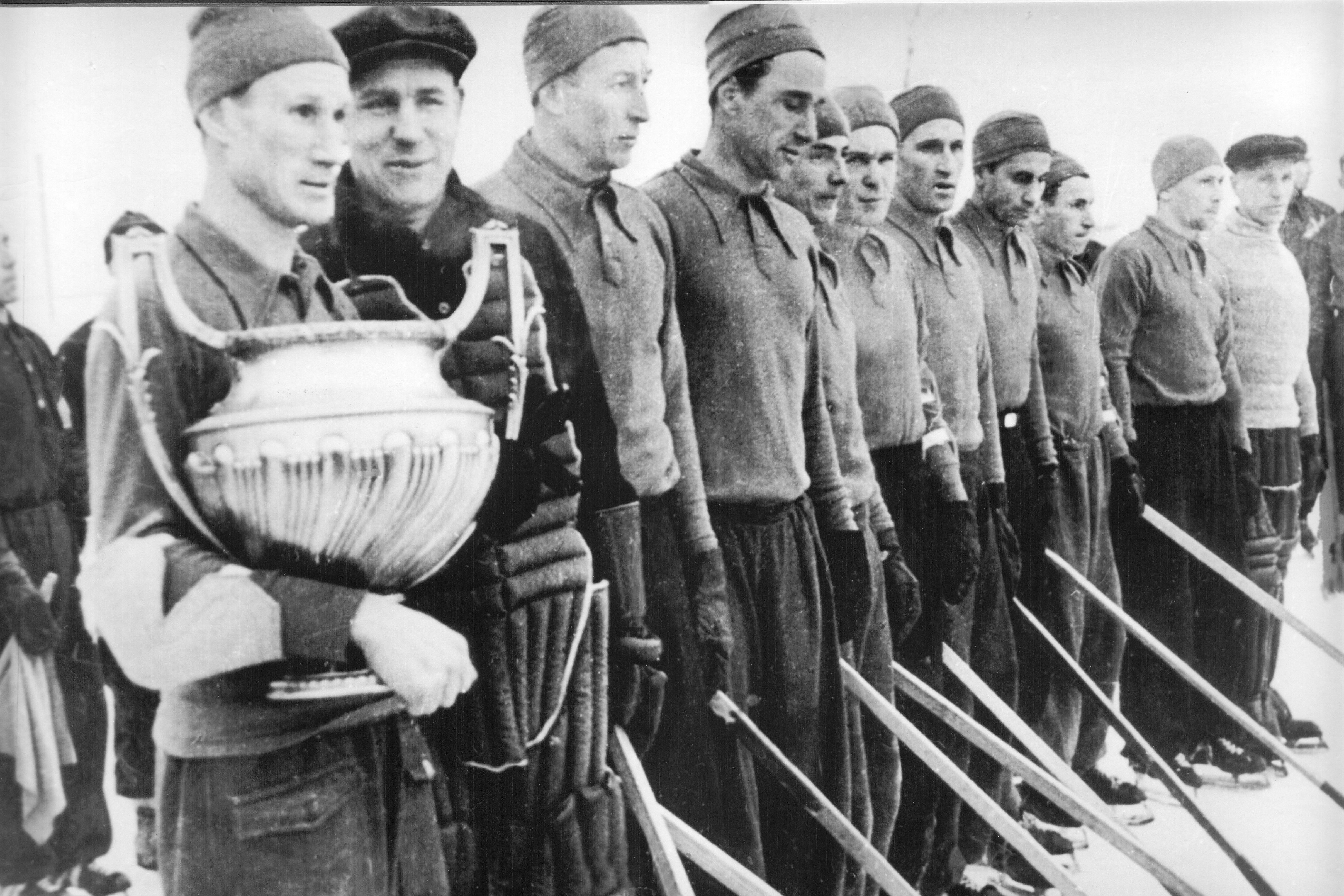 Хоккейная команда «Динамо» после победы в первом чемпионате СССР