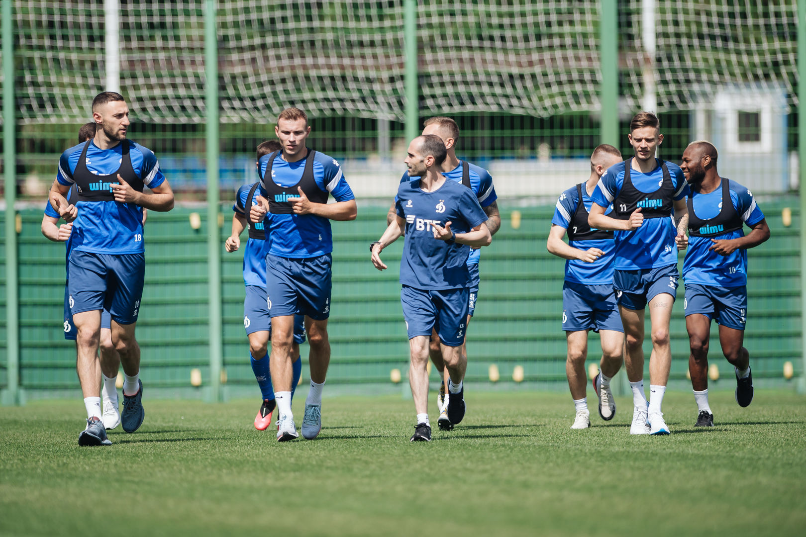 Футболисты «Динамо» провели первые тренировки на поле после отпуска